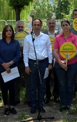 HDP kendi çalıp kendi oynuyor