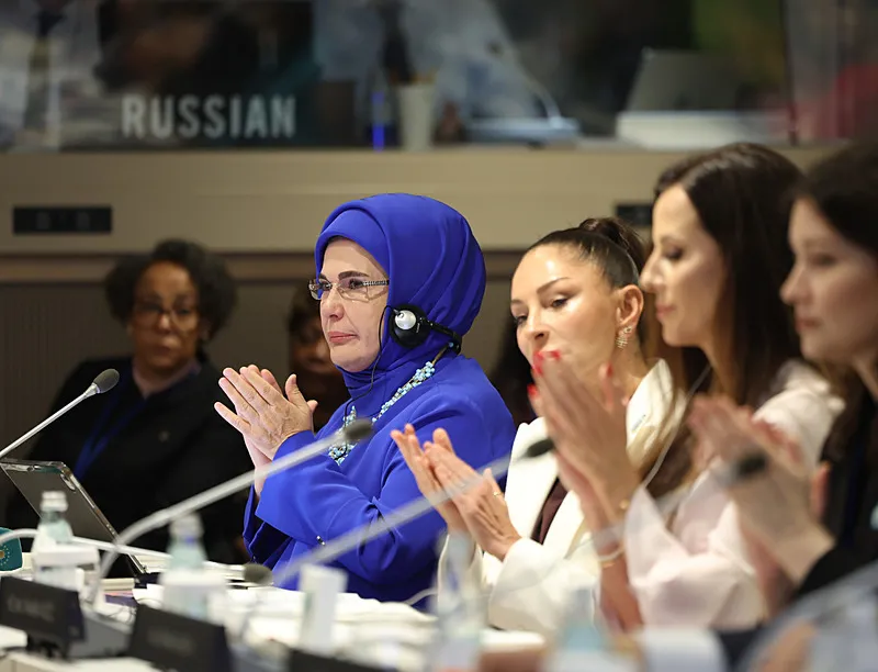 Emine Erdoğan'ın himayelerinde ʺDünya ortak evimizʺ sloganıyla başlatılan ve küreselleşen Sıfır Atık Hareketi ʺ8. Yılında 8 Milyar İnsan İçinʺ sloganıyla devam ediyor