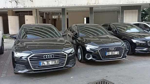 emlak-dolandiricilarina-operasyon-110-gozalti-13-milyonluk-ferrari-1673360375544.jpg Emlak dolandırıcılarına operasyon: 131 gözaltı! 13 milyonluk Ferrari...-3