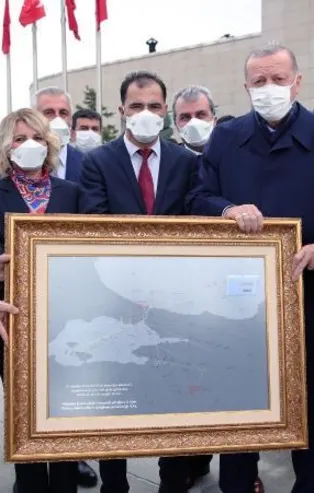 Başkan Erdoğan'a, 15 Temmuz'da çizdiği rotanın tablosu hediye edildi