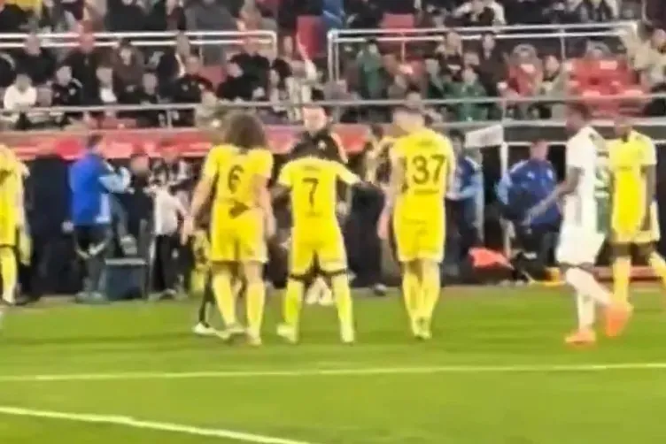 konyaspor-maglubiyeti-sonrasi-fenerbahcede-gerilim-fred-araya-girdi-1776811177155.jpeg Konyaspor mağlubiyeti sonrası Fenerbahçe’de gerilim: Fred araya girdi-3