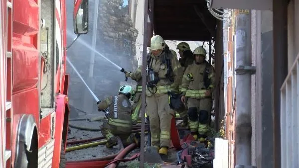 Beyoğlu'nda yangın çıkan metruk bina kısmen çöktü-5