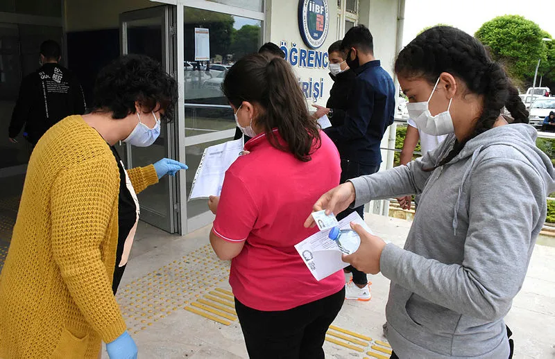 Normalleşme döneminin ilk sınavı yapıldı! Öğrenciler binalara işte böyle alındı! - 8