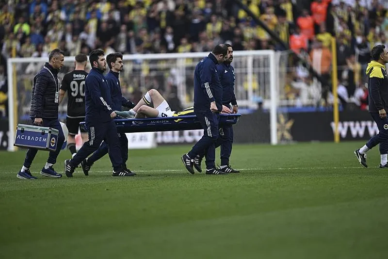 Derbide Fenerbahçe yabancı kuralına takıldı: İsmail Yüksek sakatlandı 2 oyuncu değişikliği yapıldı!-3