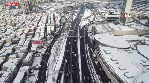 İstanbul’a kar yağdı yollar boş kaldı