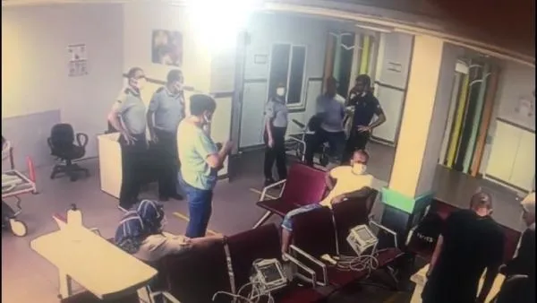 Hastanede panik anları kamerada! Yardım istediği polisin tabancasını alıp kaçmaya çalıştı-3