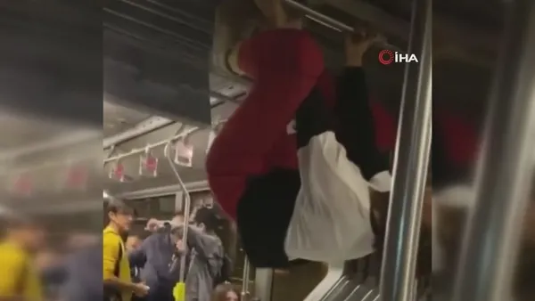 Son dakika: Yolcuları şoke eden görüntüler! Metrobüste direk dansı! O anlar kameralara böyle yansıdı-3