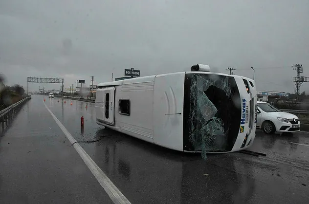 İzmir'de kontrolden çıkan midibüs devrildi