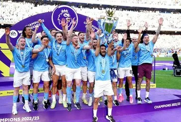 Manchester City şampiyonluk kupasını kaldırdı
