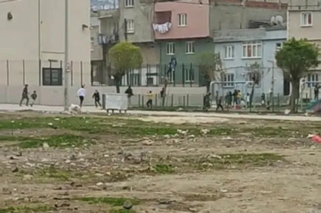 SON DAKİKA! Mahalleli gördü hemen polisi aradı! Çil yavrusu gibi dağıldılar