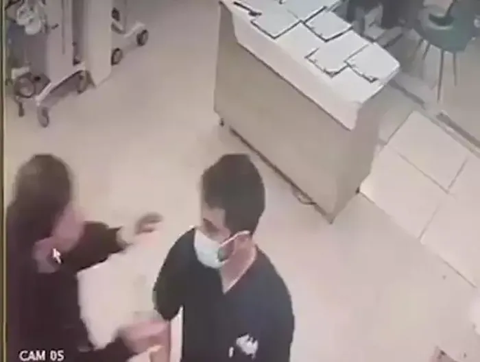 hasta-yakini-hemsireyi-darbetti-saldiri-ani-kameraya-anbean-yansidi-1703589404843.jpeg