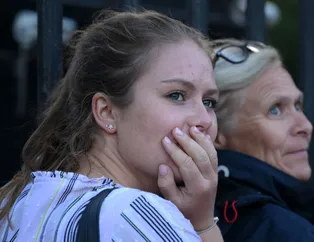 Kraliçe 2. Elizabeth'in ölümünün ardından İngiltere'de yas: İngilizler Buckingham Sarayı'na akın etti