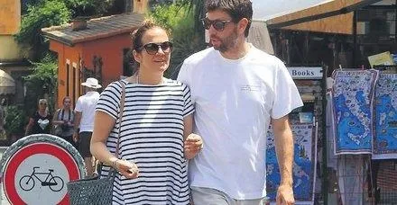 1646248673426.jpeg Andrea Agnelli’nin sevgilisi Deniz Akalın’ın 11 milyonluk yüzük sırrı belli oldu! Meğerse efsane aktör Richard Burton...-7