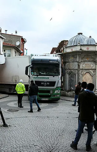 İstanbul'da navigasyonu takip eden tır ara sokakta sıkıştı