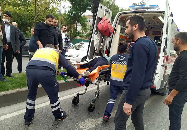 1635428385435.jpg İstanbul'da korkunç kaza! Karşıya geçmeye çalışırken otomobil çarptı-2