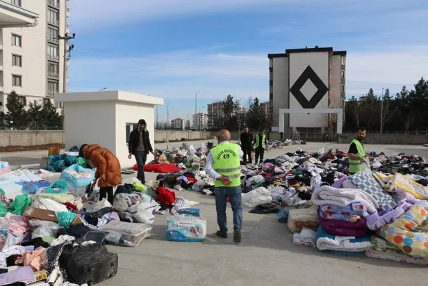 2 çocuğunu kaybeden gözü yaşlı baba çocuklarının enkazdan çıkarılan eşyalarında kalan kokularıyla teselli buldu-5
