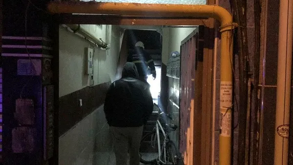 Kocaeli’nin İzmit ilçesinde doğalgaz patladı! Bütün bina sokağa döküldü-1