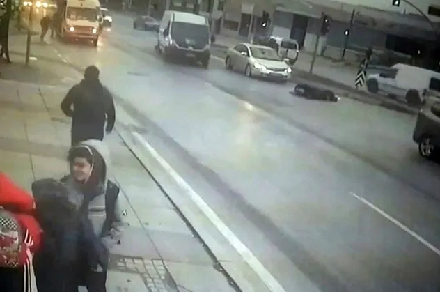 Avcılar'da korkunç kaza! Abla kardeş metrelerce havaya uçtu...