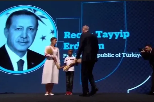 Tahıl krizi çözümünün mimarı Başkan Erdoğan'a anlamlı hediye! Afrikalı çocuk kahramanına böyle teşekkür etti
