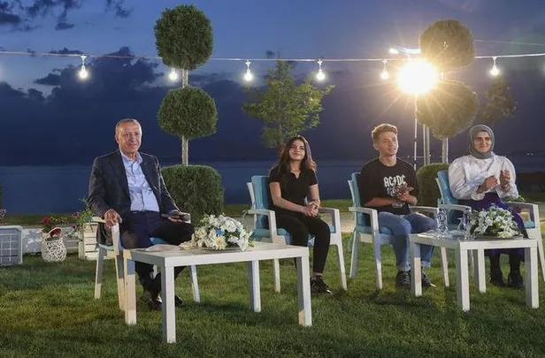 son-dakika-baskan-recep-tayyip-erdogan-vanda-genclerle-bir-araya-geldi-1655052444169.jpeg