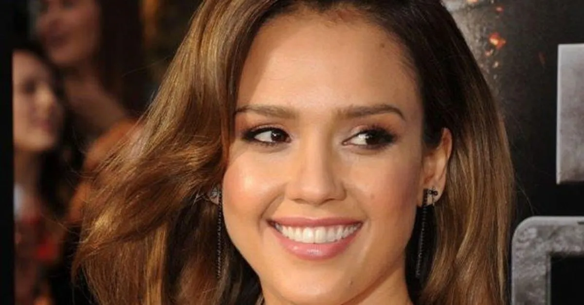 hollywood yildizi jessica alba su icerek form tutuyor takvim