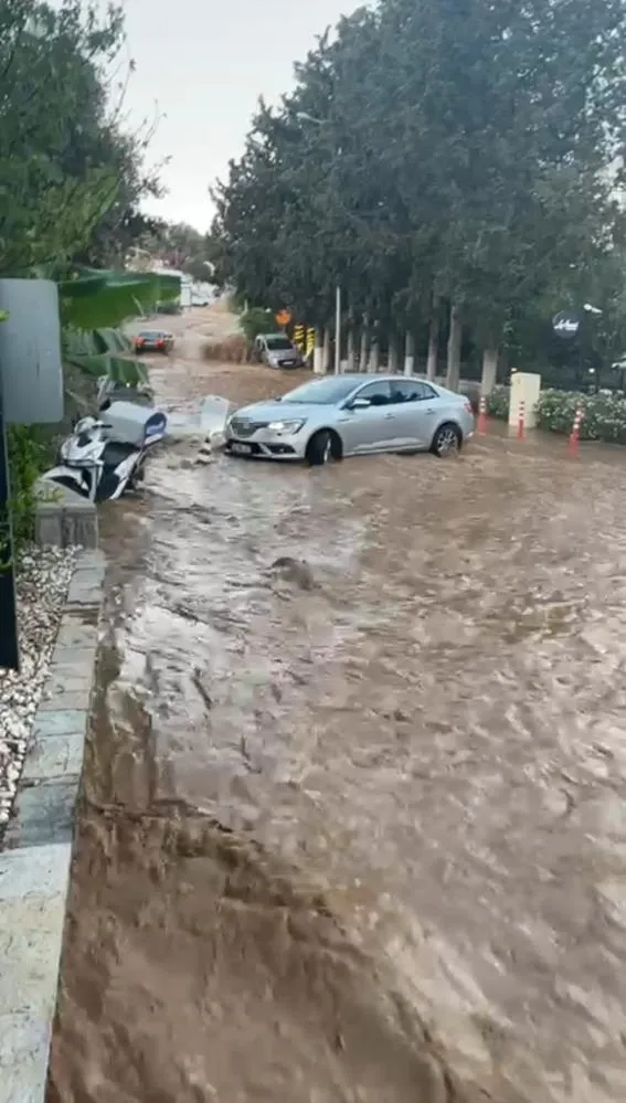 su-hatti-patladi-cadde-gole-dondu-esnaf-isyan-etti-1663447568276.jpg Su hattı patladı, cadde göle döndü, esnaf isyan etti-4