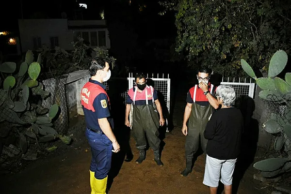 chpnin-kalesi-bodrumda-isale-hattinda-patlama-evini-su-basan-tesisatciyi-komsulari-kurtarmis-1602086035834.jpg CHP'nin kalesi Bodrum'da isale hattında patlama: Evini su basan tesisatçıyı komşuları kurtardı, halk feveran etti-5