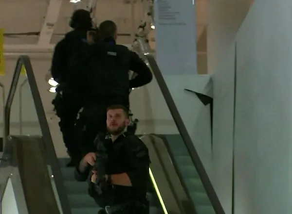 Londra'da kırmızı alarm! Metro istasyonu tahliye edildi-1