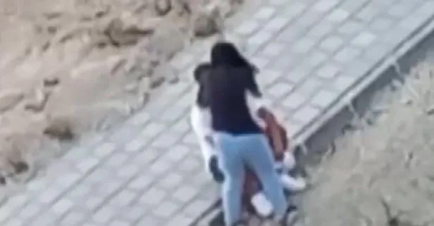 Bu kez kadından erkeğe şiddet! Genç kız kaldırımda oturan erkeği tokatlayıp dövdü: Seni öldürürüm