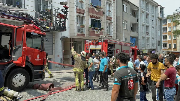 Son dakika: Esenyurt'ta bir oto koltuk kılıfı imalathanesinden yangın-5