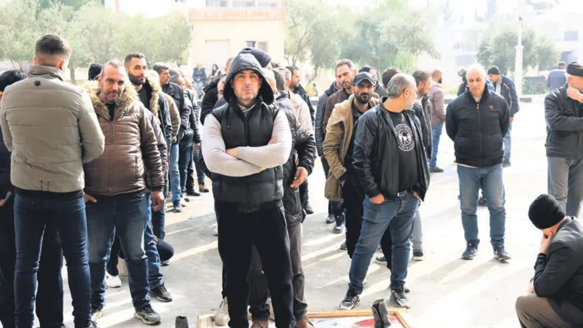 Suriye’deki rejim askerleri Beşar Esad'ın fotoğrafına basarak silah bırakmak için yarışa girdi!