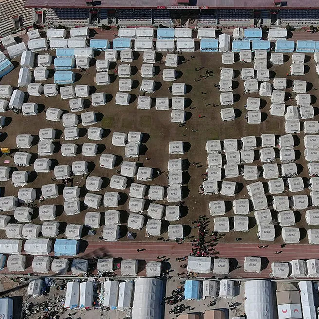 Asrın felaketinde stadyuma kurulan dev çadır kentlerde yaralar sarılıyor!