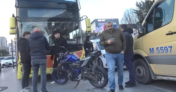 Son dakika haberleri... İETT otobüsü yine kazaya karıştı! 2 katlı İETT otobüsü motosiklete çarptı: 2 yaralı