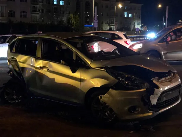 Karı-koca Kadıköy'ü savaş alanına çevirdi! 8 araç birbirine girdi: 7 yaralı-7