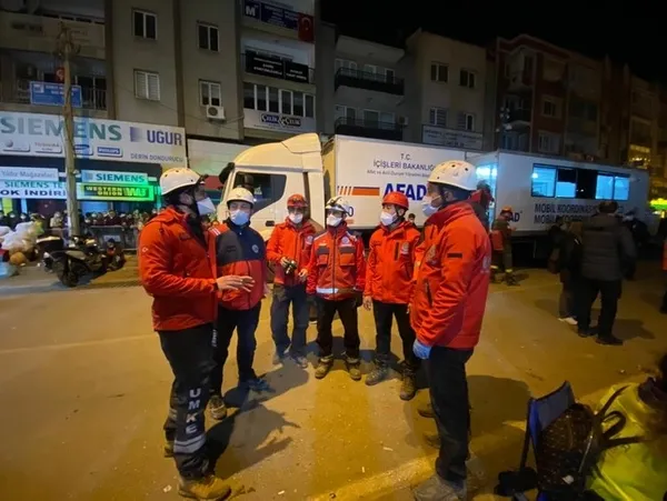 İzmir depreminin kahramanları o anları böyle anlattı: Mutluluktan kendimizi kaybettik-3