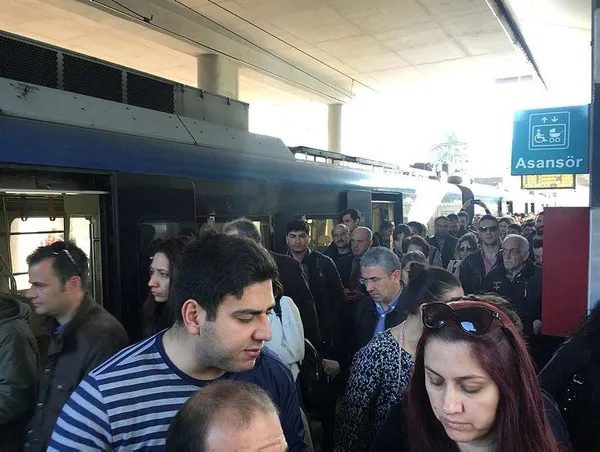 İZBAN'daki arıza vatandaşı mağdur etti-2