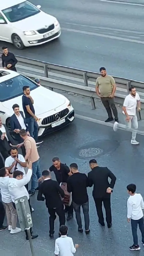 dugun-magandalari-d-100-yolu-kapatip-halaya-durdu-o-anlar-kamerada-1693231375868.jpeg Düğün magandaları D-100 yolu kapatıp halaya durdu! O anlar kamerada-3