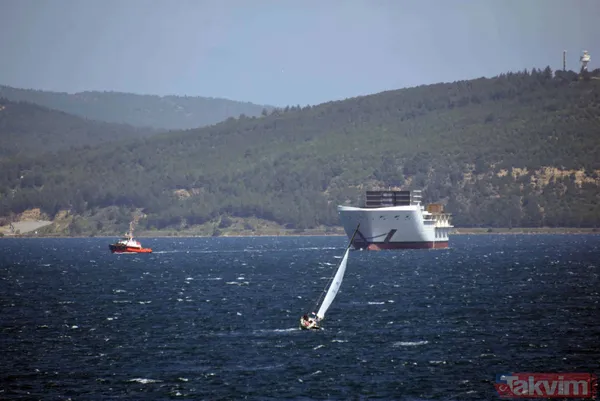 Romanya'da inşa edilen dev yolcu gemisinin ön bölümü Çanakkale Boğazı'ndan geçti - 1