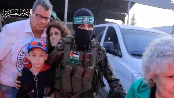 kassamin-elinde-tuttugu-esirlerden-katil-israile-yaylim-atesi-israil-ordusunun-kurbani-olmak-istemiyoruz-1702927383798.jpeg Kassam'ın elinde tuttuğu esirler katil İsrail'e ateş püskürdü: "Kurban olmak istemiyoruz"-3