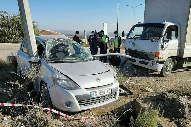 Bursa'da kaza! Otomobil sürüklenerek hurdaya döndü...