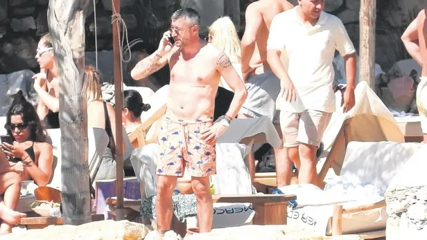 Tümer Metin ve Gamze Topuz’un 7 yıllık aşkı bitti! Soluğu Çeşme’de aldı