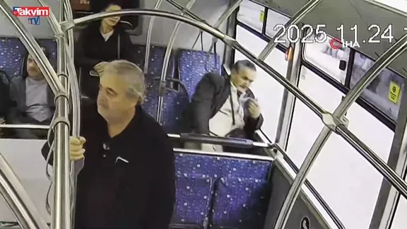 Otobüste fenalaşan adam için zamanla yarış... İşte o anlar!