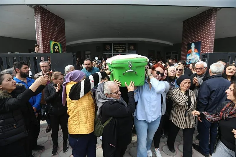 Antalya'da eşinin bıçak ve satırla öldürdüğü kadın hemşirenin cenazesi Hatay'da defnedildi. (AA)