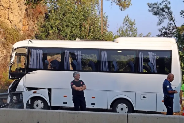antalyada-korkunc-kaza-servis-minibusu-ile-cekici-birbirine-girdi-cok-sayida-yarali-var-1660923734642.jpg