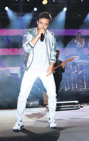 Bir kıvılcım yetti! Sitare Akbaş, Murat Dalkılıç'ın konserinde coştu