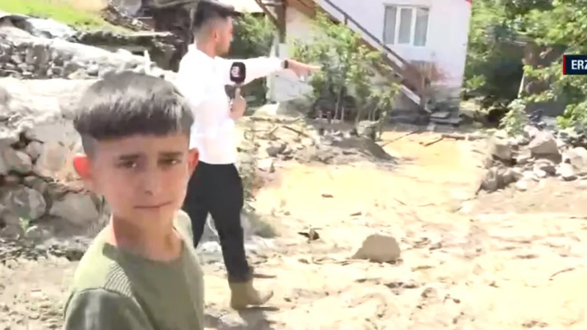 Sel bir mahalleyi yıktı geçti