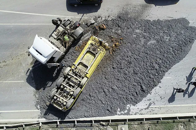 İstanbul'da hafriyat kamyonu dorsesi ters döndü! Tonlarca hafriyat yola saçıldı