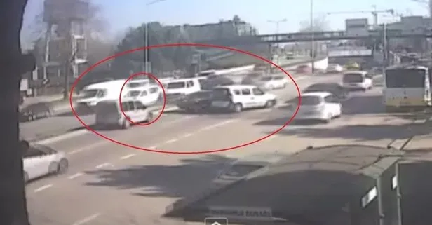Karşıdan karşıya geçen yayalar trafiği karıştı! 9 araç birbirine girdi