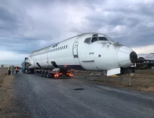 Tırla E-5 Karayolunda taşınan uçak ilginç görüntüler oluşturdu
