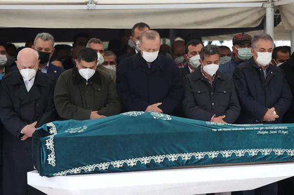 baskan-erdogan-is-adami-ahmet-gurun-cenaze-torenine-katildi-1633865384497.jpg Başkan Erdoğan, iş insanı Hacı Ahmet Gür’ün cenaze törenine katıldı-4